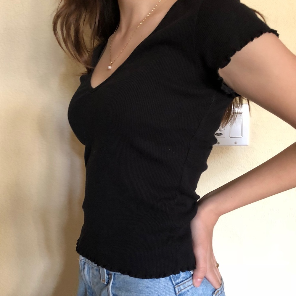 Black lettuce-edge top